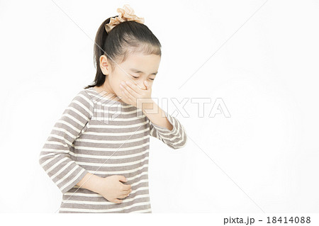 腹痛 吐き気 女の子 小学生 苦しい 苦しむ 痛いの写真素材