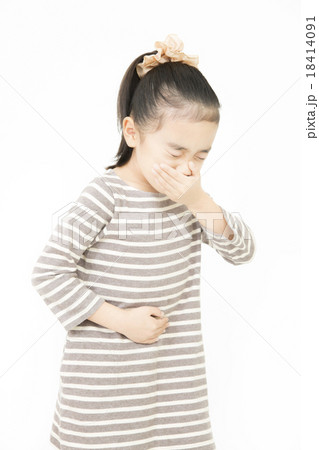 腹痛　吐き気　女の子　小学生　苦しい　苦しむ　痛い 18414091