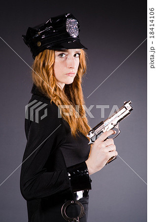 Woman police office with gun 18414106