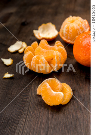 Clementines as a whole and as pieces Clementines as a whole and as pieces 18415055