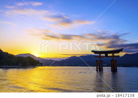 夕暮れの宮島の大鳥居 夕暮れの宮島の大鳥居 18417138