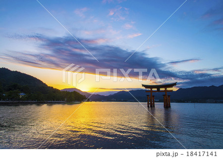 夕暮れの宮島の大鳥居 夕暮れの宮島の大鳥居 18417141