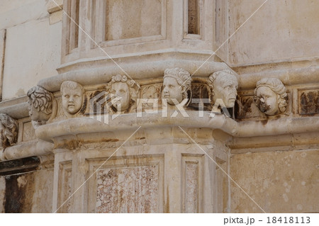 シベニク 聖ヤコブ大聖堂の頭部の彫刻 シベニク 聖ヤコブ大聖堂の頭部の彫刻 18418113