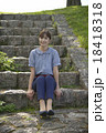 石段に座る女性 18418318