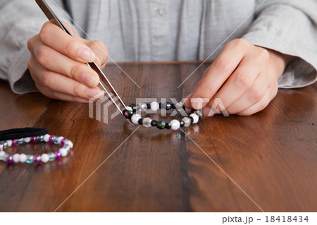 趣味：アクセサリーを作る女性の手 18418434