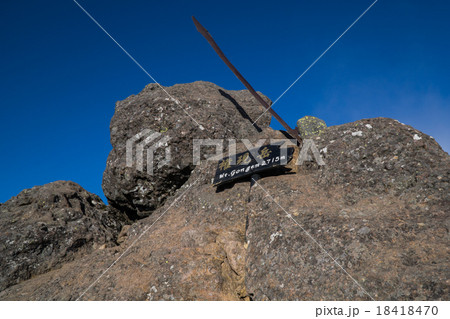 八ヶ岳連峰　権現岳山頂標識 18418470