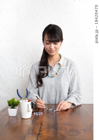 趣味：アクセサリーを作る女性 18420470