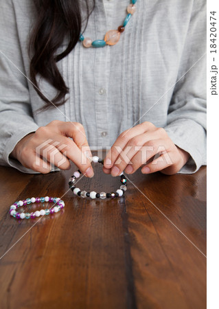 趣味：アクセサリーを作る女性 18420474