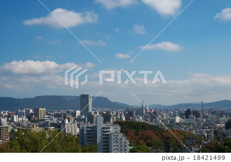 高松市街並み(秋、香川県庁舎、市役所、屋島など) 18421499