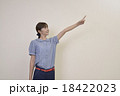 左上を指し示しす若い女性 18422023