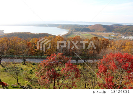 網走・天都山からの紅葉　網走湖と能取湖　北海道 18424351