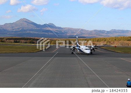 根室標津空港に到着したプロペラ機 北海道 根室標津空港に到着したプロペラ機 北海道 18424355