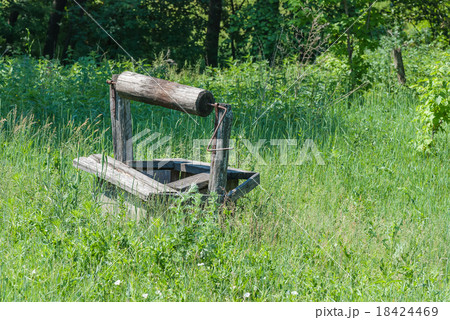 Abandoned wooden well 18424469