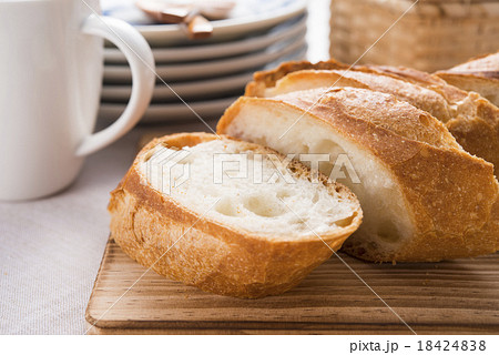 フランスパンのある食卓 フランスパンのある食卓 18424838