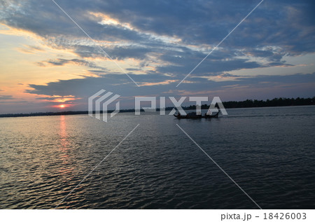 カンボジア　ストゥントレン　夕暮れのトンレサン川と漁船 18426003
