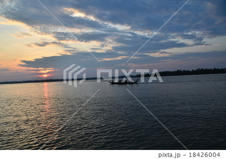 カンボジア　ストゥントレン　夕暮れのトンレサン川と漁船 18426004