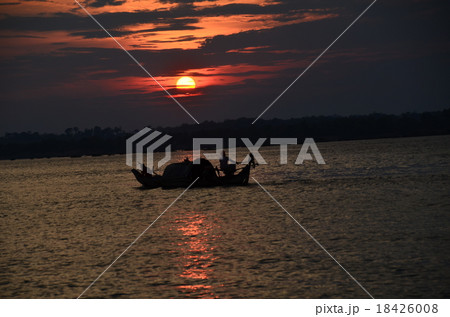 カンボジア　ストゥントレン　夕暮れのトンレサン川と漁船 18426008