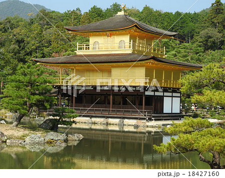 京都を代表する観光スポット金閣寺 室町時代 足利義満の邸宅として作られたが 義満の死後禅寺となった の写真素材