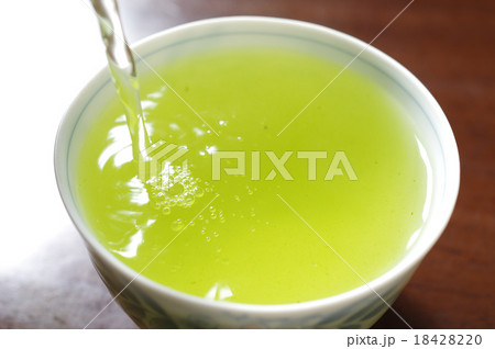 緑茶を湯呑茶碗に 18428220