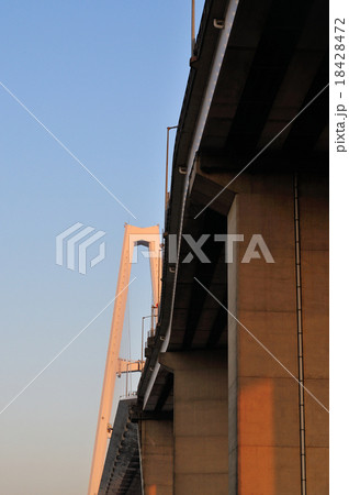 夕日に照らされる橋 18428472
