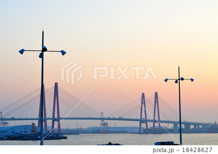 夕暮れの湾港 18428627