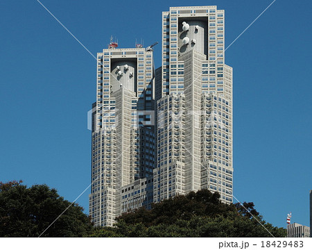 そびえる東京都庁 18429483