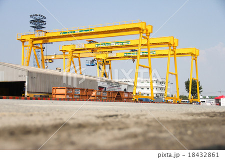 crane to far 18432861