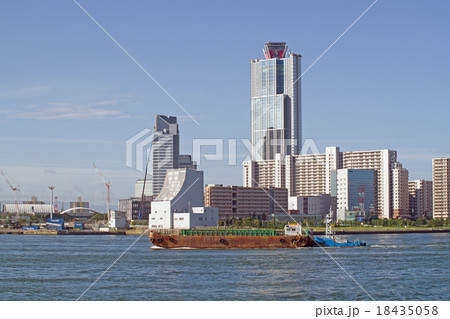大阪港コスモスクエアの高層ビルの景色 18435058