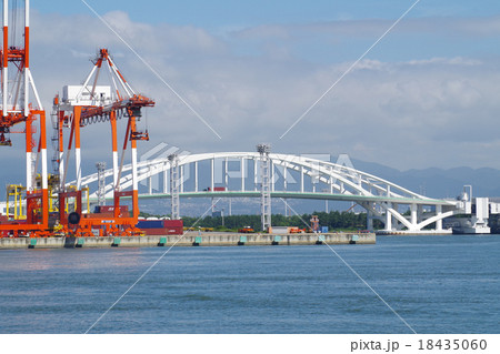 大阪港夢舞大橋とコンテナ埠頭の景色 大阪港夢舞大橋とコンテナ埠頭の景色 18435060