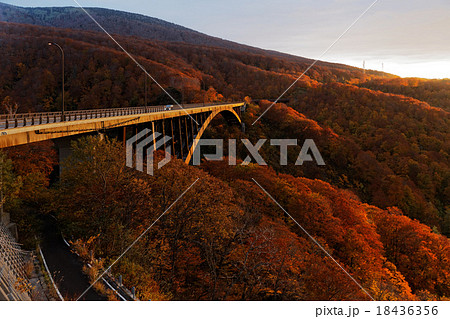 夕暮れの城ヶ倉大橋と周囲の紅葉 夕暮れの城ヶ倉大橋と周囲の紅葉 18436356