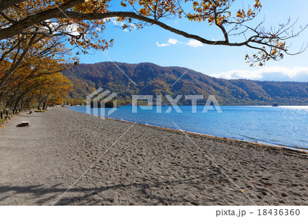十和田湖畔と青空 18436360