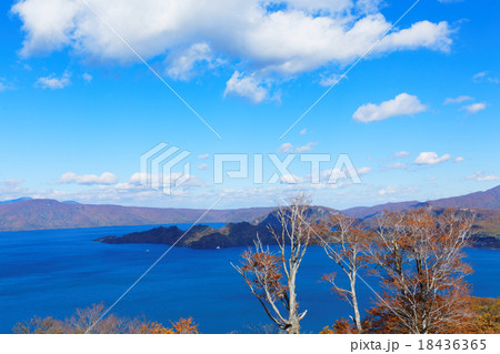 発荷峠より青空が広がる十和田湖を臨む 18436365