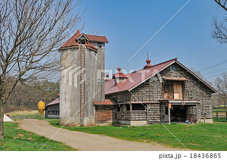 農園の牧舎とサイロ 18436865