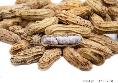Boiled peanuts (groundnuts)on white background 18437301