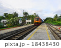 タイの鉄道駅を通過する貨物列車 18438430