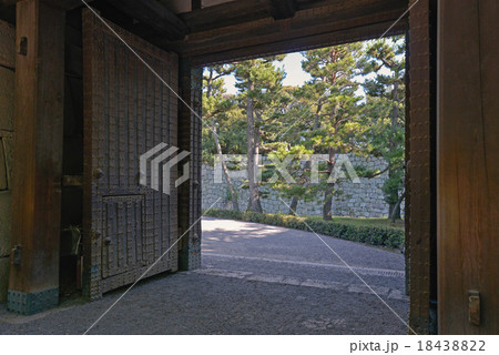 二条城内の城門からの景色 18438822