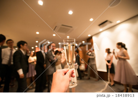 結婚式で乾杯 18438913