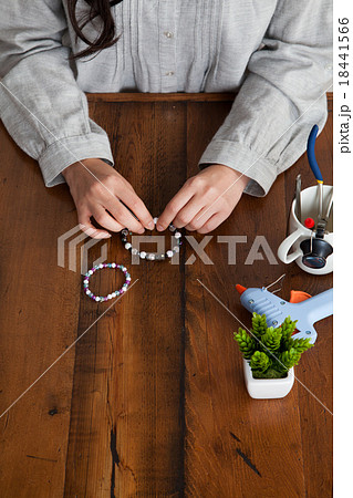 趣味:アクセサリーを作る女性の手 趣味:アクセサリーを作る女性の手 18441566