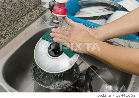 The washing dishes The washing dishes 18441658