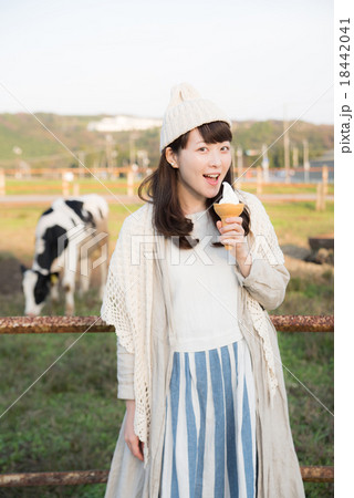 ソフトクリームを食べる女性 ソフトクリームを食べる女性 18442041