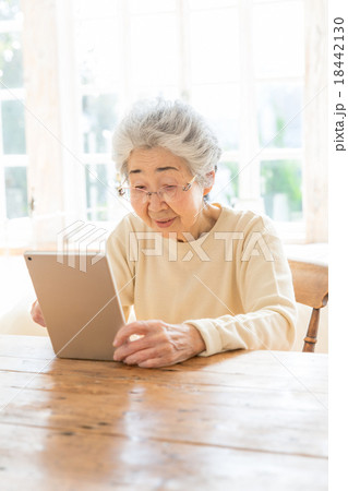 タブレットを使う祖母 18442130