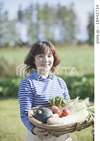 野菜かごを持つ女性 野菜かごを持つ女性 18442734