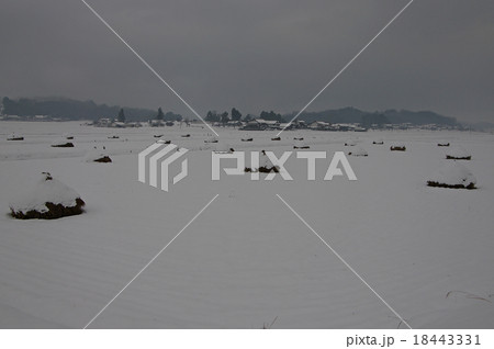 農村風景　雪の積もったわらぐろ 18443331