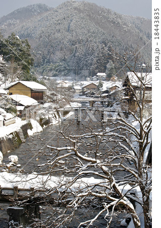 雪景色　比和川沿いの街並み 18443835