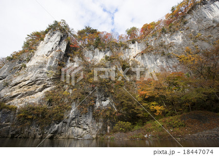 猊鼻渓 げいびきょう 舟下り 紅葉の写真素材