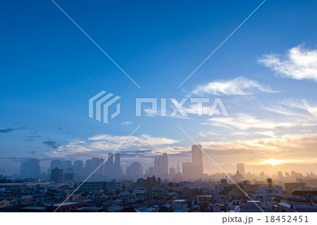 新宿の朝・朝靄 18452451