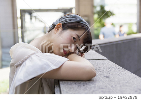 若い女性　ポートレート 18452979