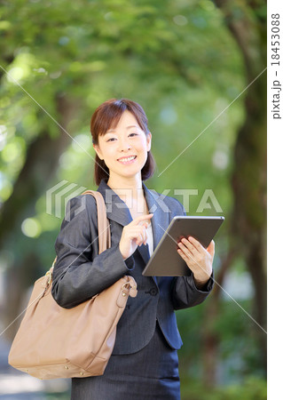 働くミドル　タブレット 18453088