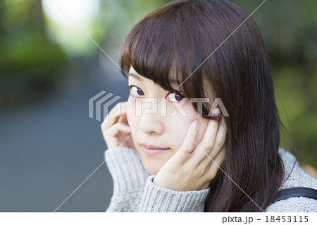 若い女性 ポートレート しゃがむ カメラ目線 アップの写真素材