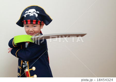 海賊に仮装する男の子 18454324
